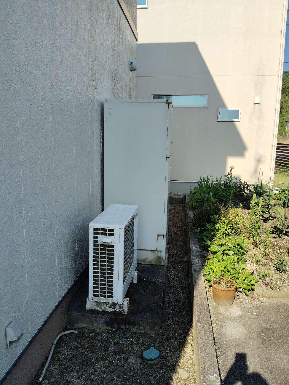 豊富な実績があり、エコキュート以外の追加工事も引き受けてくれた 施工前の写真